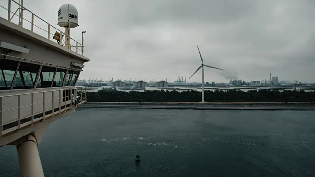 从一艘驶向鹿特丹港的集装箱船上拍摄的时间流逝。视频素材