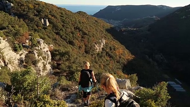 年轻女子在地中海山顶做瑜伽视频素材