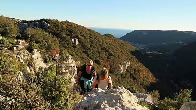 母女俩在地中海的山上徒步旅行视频素材