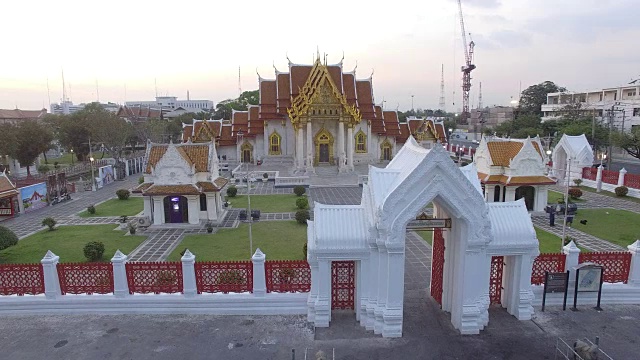 飞越曼谷的本查玛比寺视频素材