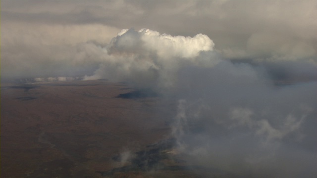 夏威夷火山国家公园哈雷茂茂火山口上空的云形成。视频素材