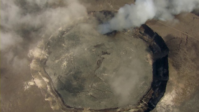 鸟瞰图基拉韦厄火山在夏威夷火山国家公园。视频素材