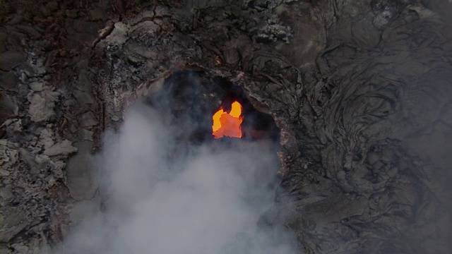 来自夏威夷火山国家公园基拉韦厄火山的熔岩。视频素材