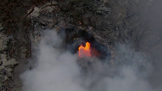 夏威夷火山国家公园基拉韦厄火山的热熔岩鸟瞰图。视频素材