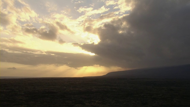 夏威夷火山国家公园的日落海岸线。视频素材