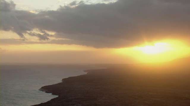 日落时夏威夷火山国家公园的空中太平洋海岸线。视频素材