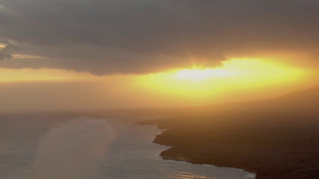 日落时夏威夷火山国家公园的空中太平洋海岸线。视频素材