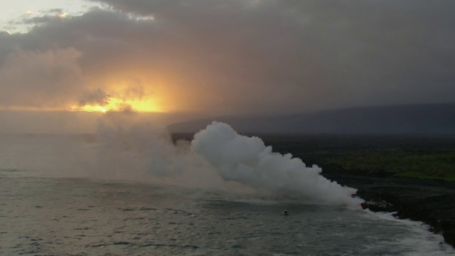 鸟瞰图热熔岩流入海洋在夏威夷火山国家公园在日落。视频素材