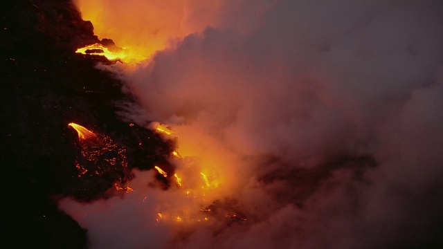 夏威夷火山国家公园的熔岩和巨大的蒸汽云。视频素材