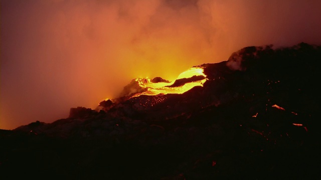 夏威夷火山国家公园夜间的熔岩。视频素材