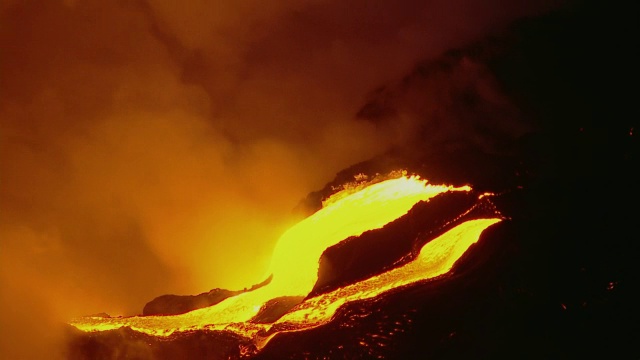 大岛夏威夷火山国家公园晚上的熔岩流。视频素材