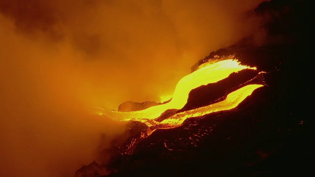 夏威夷火山国家公园夜间，熔岩流和巨大的蒸汽云。视频素材