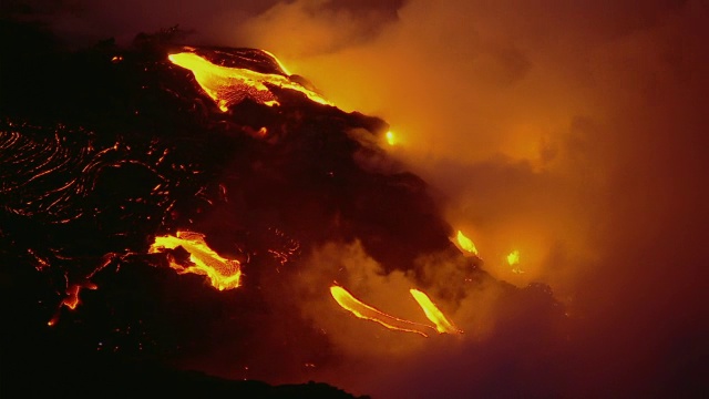 夏威夷火山国家公园夜间的熔岩流。视频素材