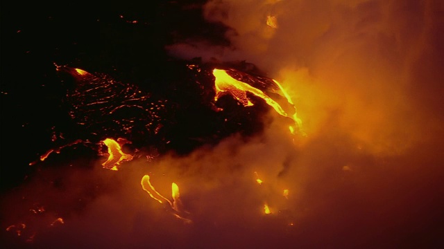 熔岩流在夏威夷火山国家公园海岸。视频素材