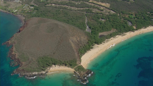 Makena国家公园海滩和毛伊岛火山渣锥鸟瞰图。视频素材