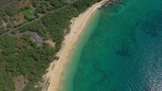 鸟瞰图的马凯纳州立公园和马凯纳海滩在夏威夷毛伊岛。视频素材