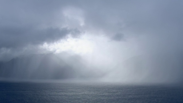 鸟瞰图的山隐藏在云和雨的Wailau山谷东莫洛凯，夏威夷。视频素材