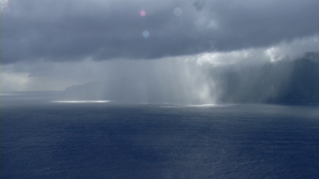 太平洋上空的雨云覆盖着夏威夷莫洛凯岛怀劳山谷海岸线上的悬崖。视频素材