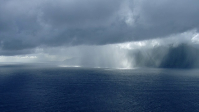 鸟瞰图的沿海山脉隐藏在云和雨的Wailau山谷东莫洛凯，夏威夷。视频素材