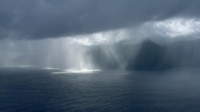 夏威夷东莫洛凯太平洋海岸暴雨中的阳光。视频素材