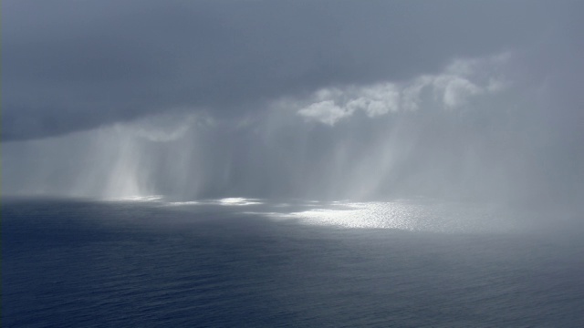 夏威夷莫洛凯东岸附近太平洋上空暴风雨的鸟瞰图。视频素材