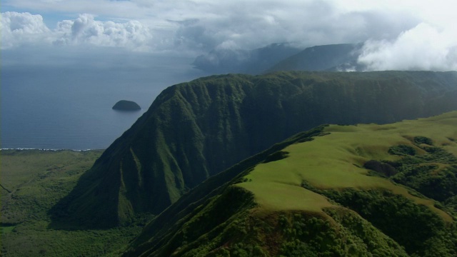 夏威夷莫洛凯岛的卡劳帕帕国家历史公园海岸上的火山鸟瞰图。视频素材