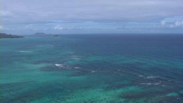 从瓦胡岛海岸鸟瞰太平洋纳莫库鲁阿群岛。视频素材