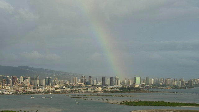 在夏威夷檀香山市上空的彩虹鸟瞰图。视频素材