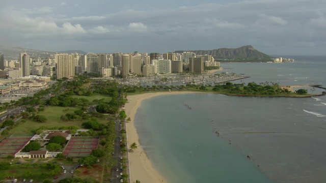 鸟瞰图阿拉莫阿纳海滩公园和魔法岛与摩天大楼在火奴鲁鲁，夏威夷。视频素材