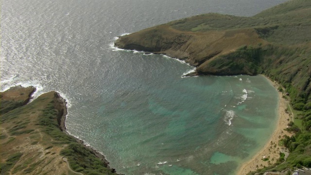 鸟瞰图哈瑙马湾和太平洋海岸上的瓦胡岛在夏威夷。视频素材