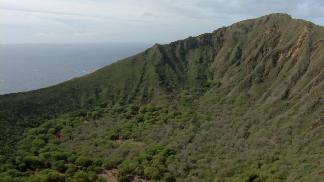 科科头火山口鸟瞰图到卡瑙马湾沿瓦胡岛海岸，夏威夷。视频素材