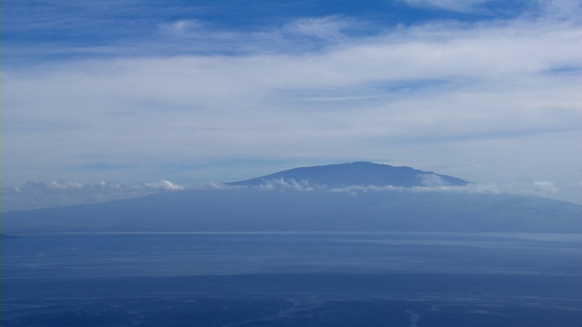 鸟瞰图遥远的东毛伊火山在夏威夷多云的天空。视频素材