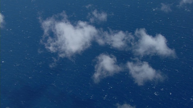 宁静的太平洋上空小云的鸟瞰图。视频素材