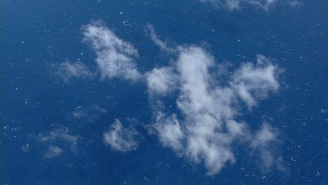 蓝色太平洋上空平静云层的鸟瞰图。视频素材