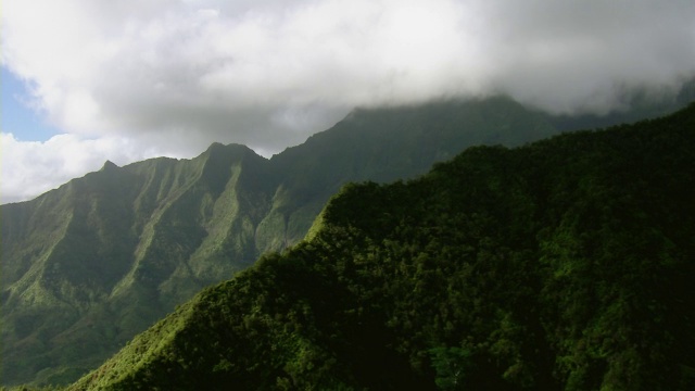 夏威夷考艾岛热带山脉的鸟瞰图。视频素材