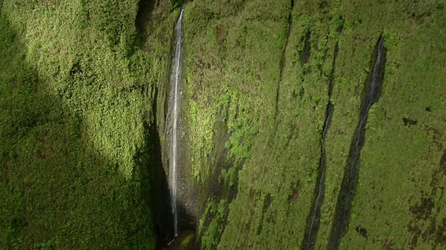 鸟瞰图瀑布陡峭的山坡考艾岛，夏威夷。视频素材