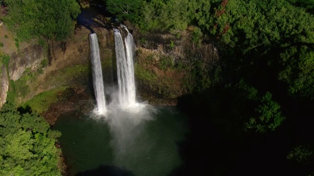 夏威夷考艾岛waiua瀑布鸟瞰图。视频素材