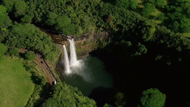 夏威夷考艾岛waiilua瀑布和周边地区的鸟瞰图。视频素材