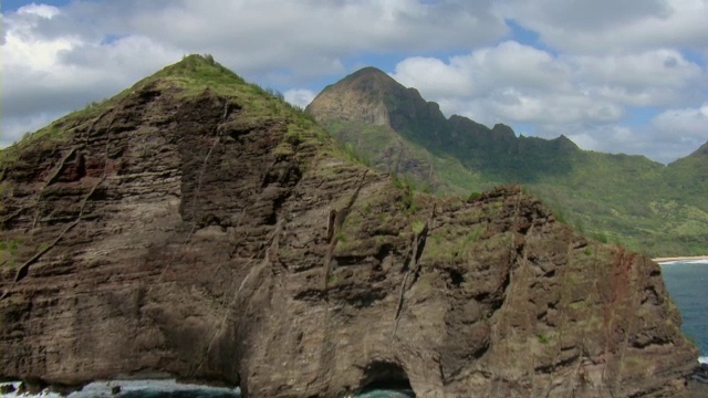 从夏威夷考艾岛多山海岸的岩石半岛海鸟瞰图，靠近夸霍努角。视频素材