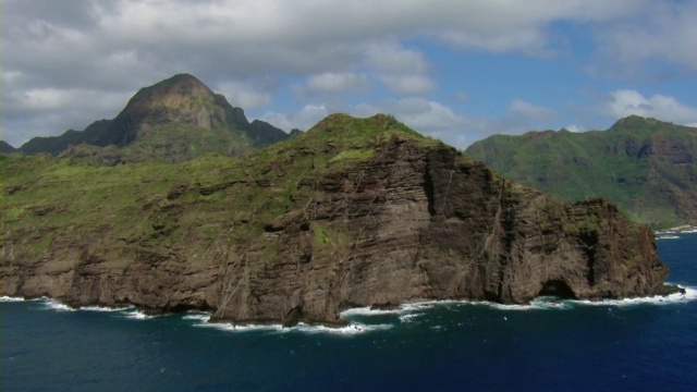 从夏威夷考艾岛多山海岸的岩石半岛海鸟瞰图，靠近夸霍努角。视频素材