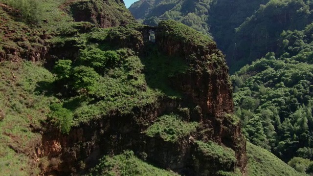 夏威夷考艾岛山谷地形的鸟瞰图。视频素材