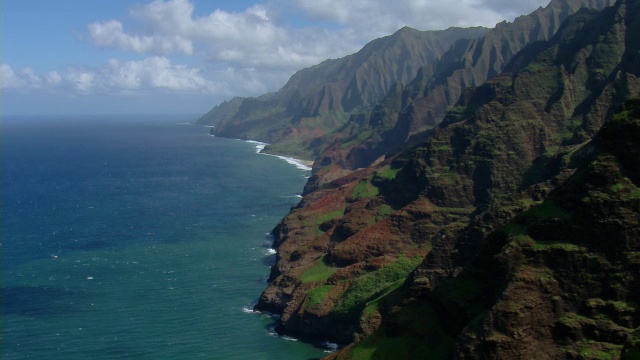 夏威夷考艾岛海岸岩层的鸟瞰图。视频素材