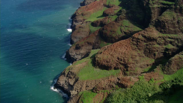 夏威夷考艾岛海岸岩层的鸟瞰图。视频素材