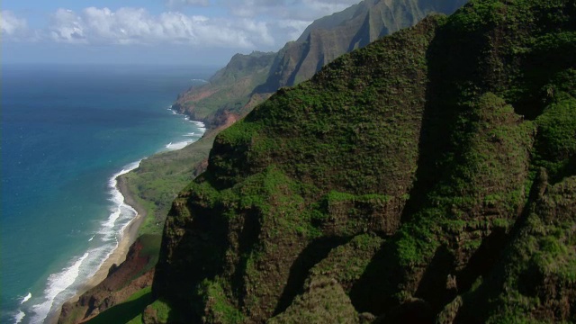 鸟瞰图火山海岸悬崖附近的卡拉劳海滩在夏威夷考艾岛。视频素材