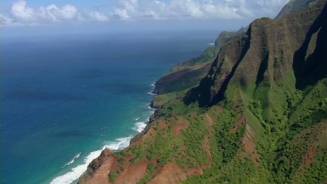 N_巴利海岸国家公园在夏威夷考艾岛的火山海岸山脉的鸟瞰图。视频素材