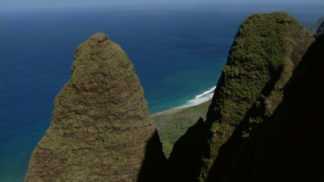 鸟瞰图卡拉劳山谷之间陡峭的海岸山脉N_帕里海岸国家公园在夏威夷考艾岛。视频素材