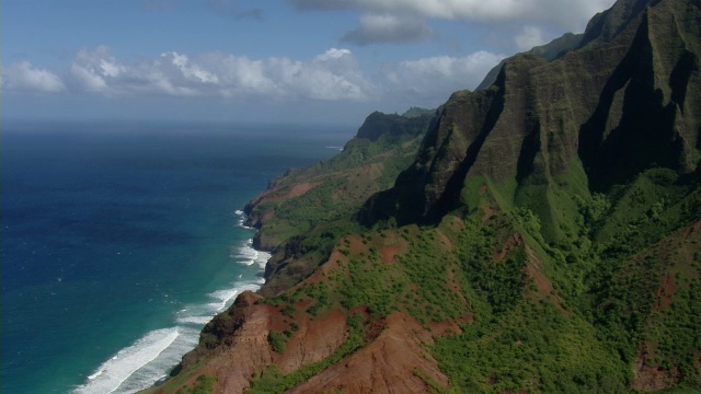 鸟瞰图的火山海岸山脉纳帕利海岸国家公园在夏威夷考艾岛。视频素材