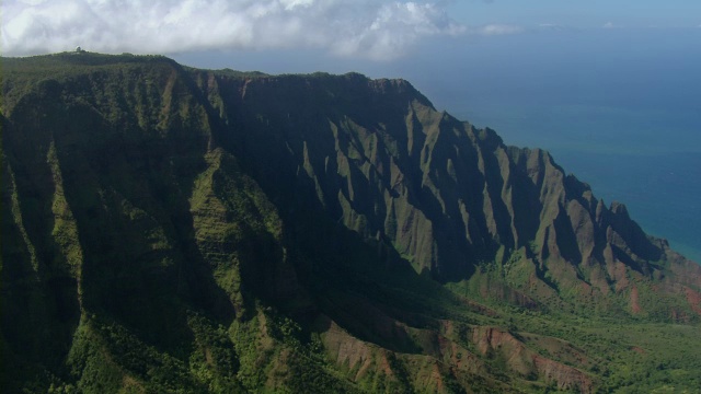 卡拉劳山谷和海岸山脉的鸟瞰图纳帕利海岸国家公园在夏威夷考艾岛。视频素材