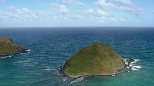 鸟瞰图Na Mokulua岛远离瓦胡岛迎风海岸，夏威夷。视频素材