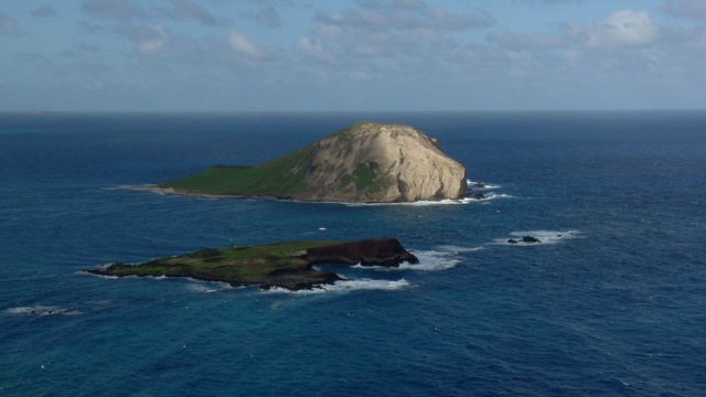 鸟瞰图kahikaipu和Manana岛在太平洋水域外的瓦胡岛，夏威夷。视频素材